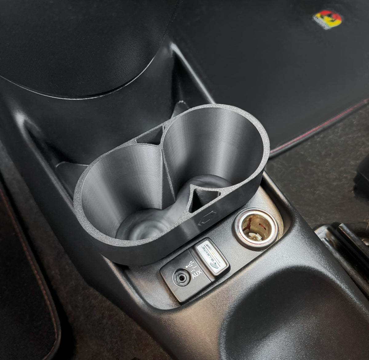 Prolunga Porta Bicchieri per Abarth 500/595 e Fiat 500 – Supporto Smartphone